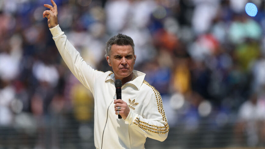 Soccer Football - FIFA Club World Cup - Final - Chelsea v Paris St Germain - MetLife Stadium, East Rutherford, New Jersey, U.S. - July 13, 2025 Robbie Williams performs before the match REUTERS/Lee Smith