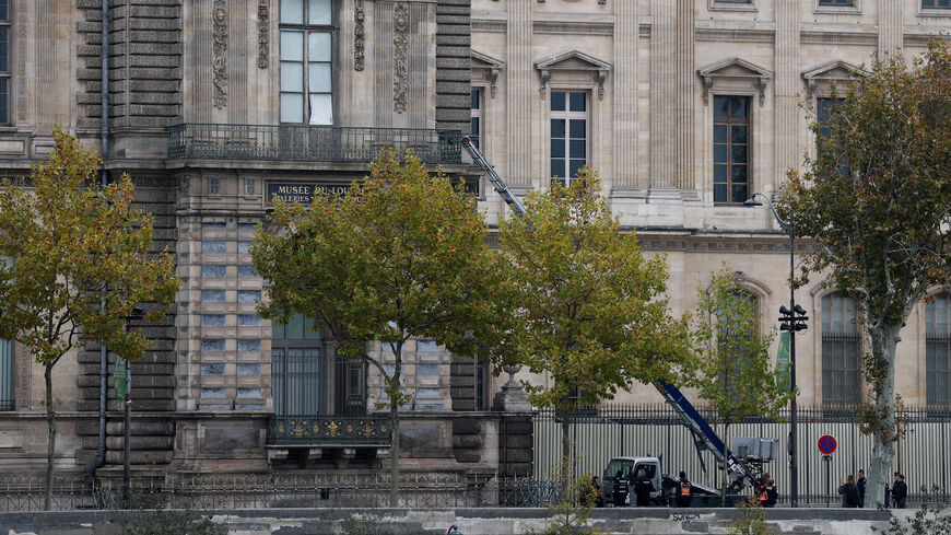 A view shows a crane believed to be used in an alleged robbery at the Louvre museum, in Paris, France, October 19, 2025. REUTERS/Gonzalo Fuentes