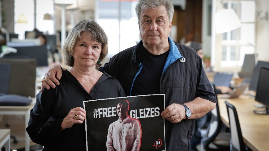 La mère du journaliste sportif français Christophe Gleizes, Sylvie Godard, et son beau-père Francis Godard au siège de Reporters sans frontières (RSF) à Paris, le 27 août 2025