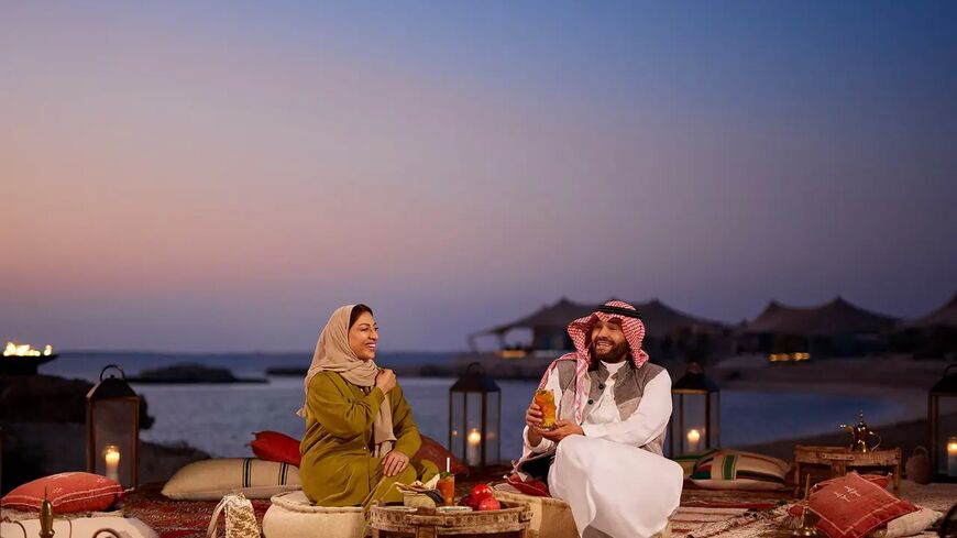  Dining in the Ras Abrouq desert. (Photo courtesy of Visit Qatar)