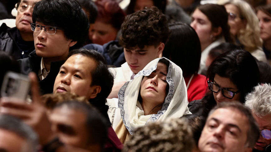 Faithful celebrate Christmas Holy Mass in St. Peter's Basilica at the Vatican, December 25, 2025. REUTERS/Yara Nardi      TPX IMAGES OF THE DAY