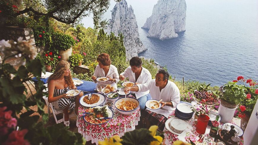  Slim Aarons “Dining Ala Fresco on Capri” (OMM)