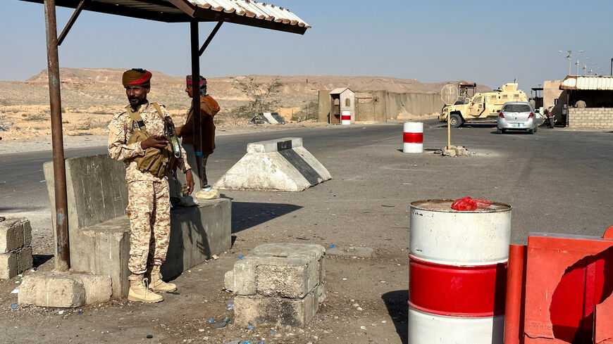 A government soldier stands at a checkpoint outside a military base in the Arabian Sea port city of Mukalla, as the Saudi-backed, internationally recognized government said it had retaken control of the key eastern port and capital of Hadramout province, from the southern separatists, Yemen January 4, 2026. REUTERS/Stringer