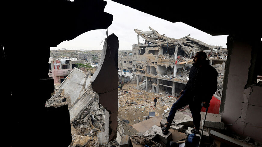 Palestinians inspect the site of Thursday's Israeli strike on a house, in the central Gaza Strip, January 9, 2026. REUTERS/Mahmoud Issa