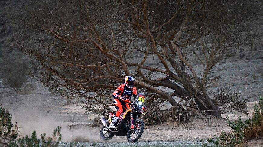 Defending Dakar bike champion Daniel Sanders moves to the top of the standings
