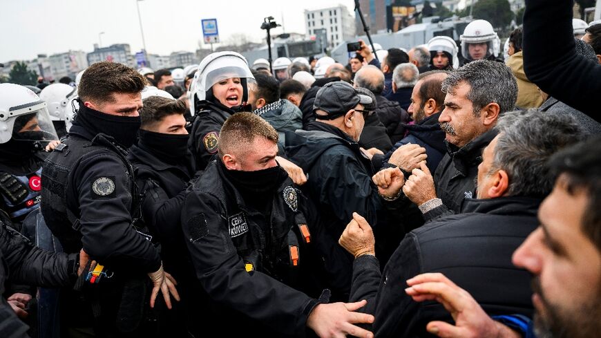 In Istanbul, protesters clashed with police who tried to prevent a demon in solidarity with Kurds in northern Syria