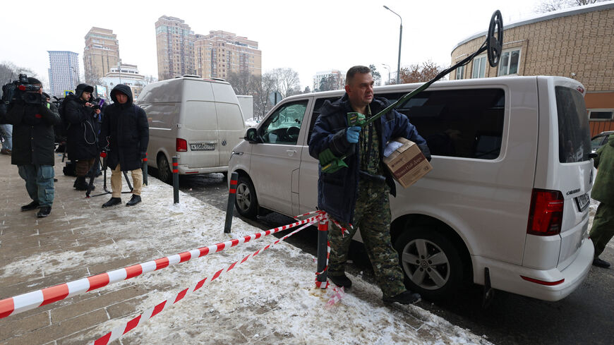 An investigator works outside a residential building where the assassination attempt on Russian Lieutenant General Vladimir Alexeyev took place in Moscow, Russia February 6, 2026. REUTERS/Anastasia Barashkova
