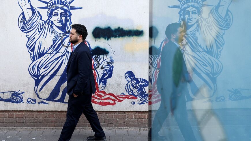 A mural depicting the Statue of Liberty with its torch-bearing arm broken, on the wall of the former US embassy in Tehran