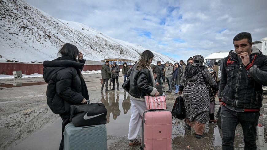 Iranians arrive in Turkey via the Razi-Kapikoy border crossing