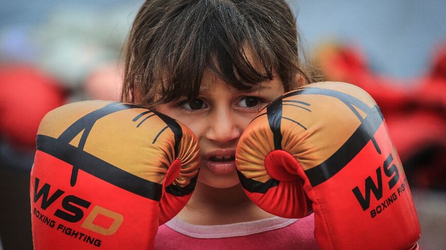 Une jeune Palestinienne pendant un entraînement de boxe, à Khan Younès, dans le sud de la bande de Gaza, le 9 février 2026