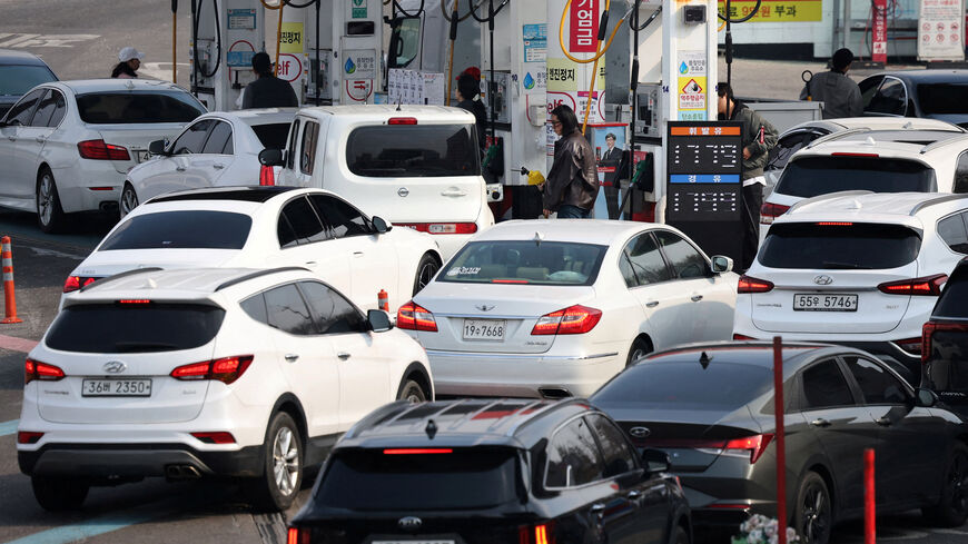 FILE PHOTO: Cars line up at a gas station in Seoul, South Korea, March 9, 2026. REUTERS/Kim Hong-Ji/File Photo