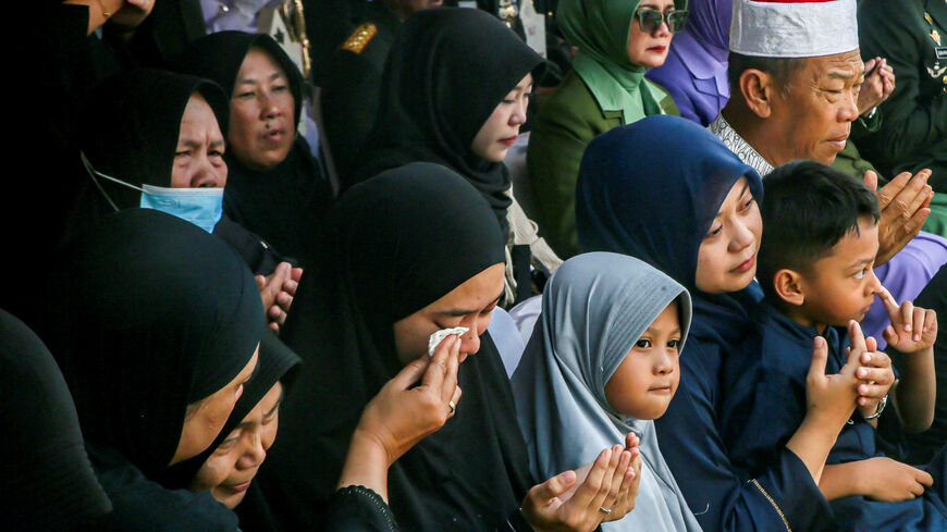 FILE PHOTO: Relatives of Zulmi Aditya Iskandar, a United Nations Interim Force in Lebanon (UNIFIL) peacekeeper killed in Lebanon, react during a funeral ceremony at Cikutra Heroes Cemetery in Bandung, West Java province, Indonesia, April 5, 2026. REUTERS/Claudio Pramana/File Photo