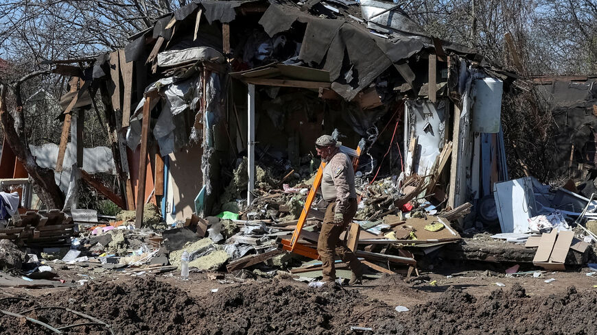 A worker walks at a site of a building hit by a yesterday's Russian missile and drone strike, amid Russia's attack on Ukraine, in Kyiv, Ukraine April 17, 2026. REUTERS/Anatolii Stepanov