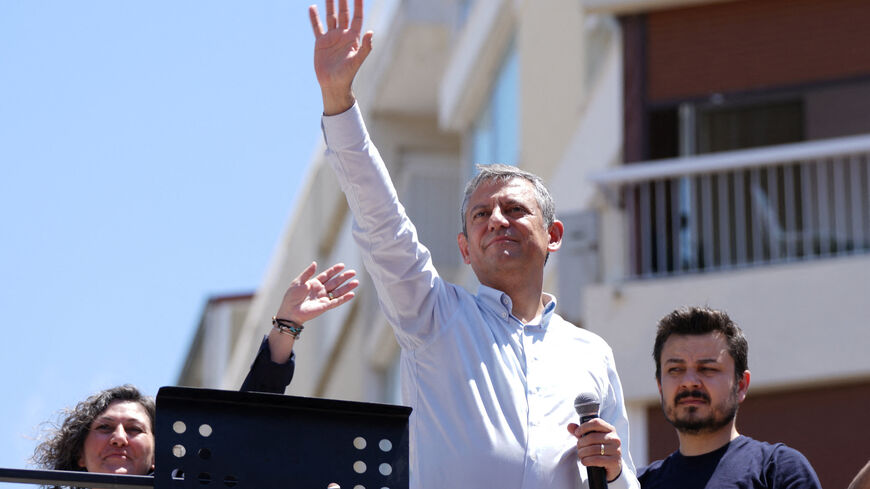 FILE PHOTO: Ozgur Ozel, the ousted chairman of the main opposition Republican People’s Party (CHP), greets his supporters during a rally in Izmir, Turkey, May 26, 2026. REUTERS/Tolga Uluturk/File Photo
