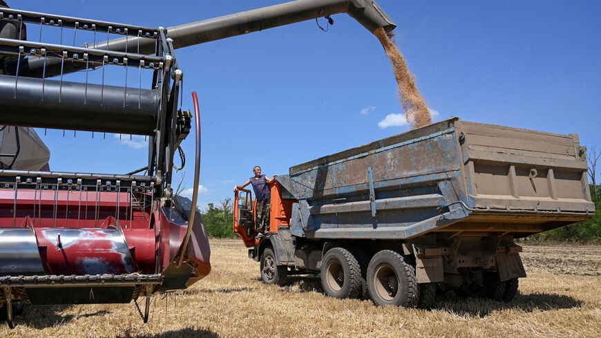 FILE PHOTO: A combine loads a truck with wheat during harvesting in a field in the Rostov region, Russia, July 14, 2026.  REUTERS/Sergey Pivovarov/File Photo