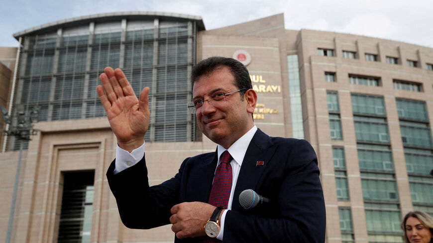 FILE PHOTO: Istanbul Mayor Ekrem Imamoglu greets his supporters after receiving mayoral certificate in front of the Caglayan Courthouse in Istanbul, Turkey April 3, 2024. REUTERS/Dilara Senkaya/File Photo