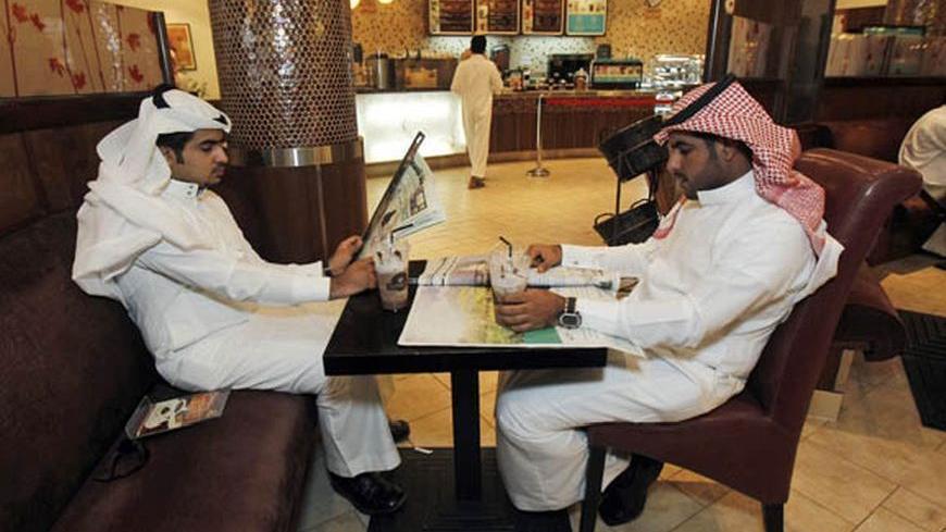 Saudi men read newspapers at a coffee shop in Riyadh, September 19, 2011. Saudi Arabian bloggers and journalists say the arch-conservative Islamic kingdom will find it hard to douse glimmers of more open reporting despite a tightening of media rules after the spread of popular revolts through the Arab world.  Picture taken September 19, 2011. To match Analysis SAUDI-MEDIA/CENSORSHIP. REUTERS/Fahad Shadeed    (SAUDI ARABIA - Tags: MEDIA SOCIETY POLITICS)