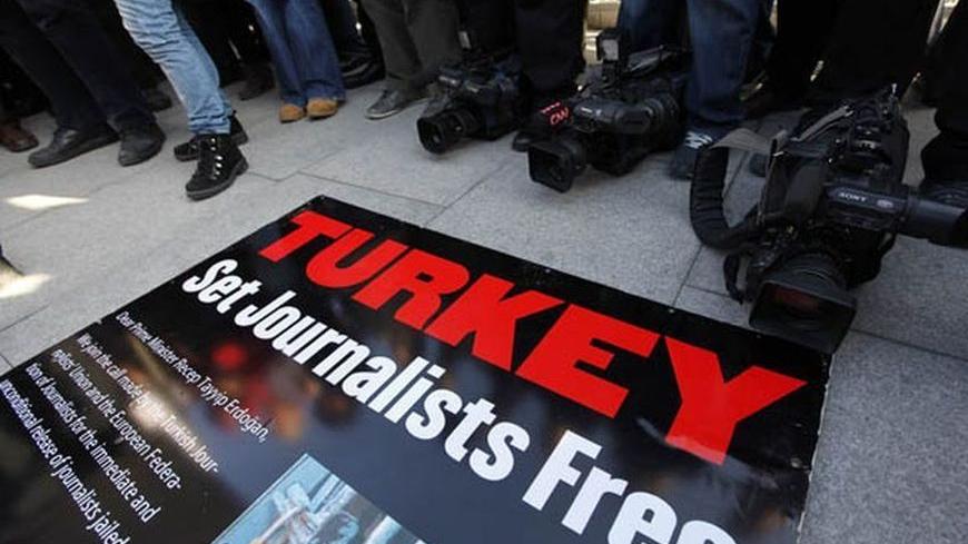 Journalists and their supporters gather outside the Justice Palace to protest against the detention of journalists in Istanbul December 26, 2011. A Turkish court on Monday hold the second hearing in case of 13 defendants, including journalists Nedim Sener and Ahmet Sik, who are accused of links to a group accused of plotting to overthrow the government. REUTERS/Murad Sezer (TURKEY - Tags: POLITICS CIVIL UNREST CRIME LAW)