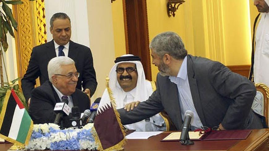 Palestinian President Mahmoud Abbas (L) and Hamas leader Khaled Meshaal (R) shake hands as Qatar's Emir Sheikh Hamad bin Khalifa al-Thani sits between them during an agreement signing ceremony in Doha February 6, 2012. The leaders of rival Palestinian factions Fatah and Hamas signed a deal in Qatar on Monday to form a unity government of independent technocrats for the West Bank and Gaza, headed by Palestinian President Mahmoud Abbas.    REUTERS/Stringer(QATAR - Tags: POLITICS)