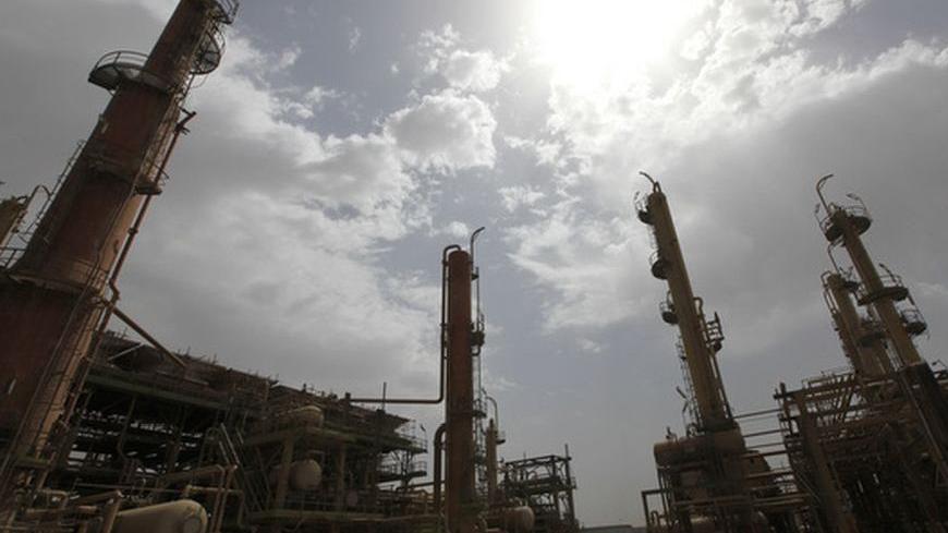 A view of Doura oil refinery in Baghdad April 9, 2012.  OPEC is seeking a balance in world oil prices, but political instability rather than production issues are affecting the market price, Iraqi Oil Minister Abdul Kareem Luaibi said on Monday.  REUTERS/Mohammed Ameen (IRAQ - Tags: ENERGY POLITICS)