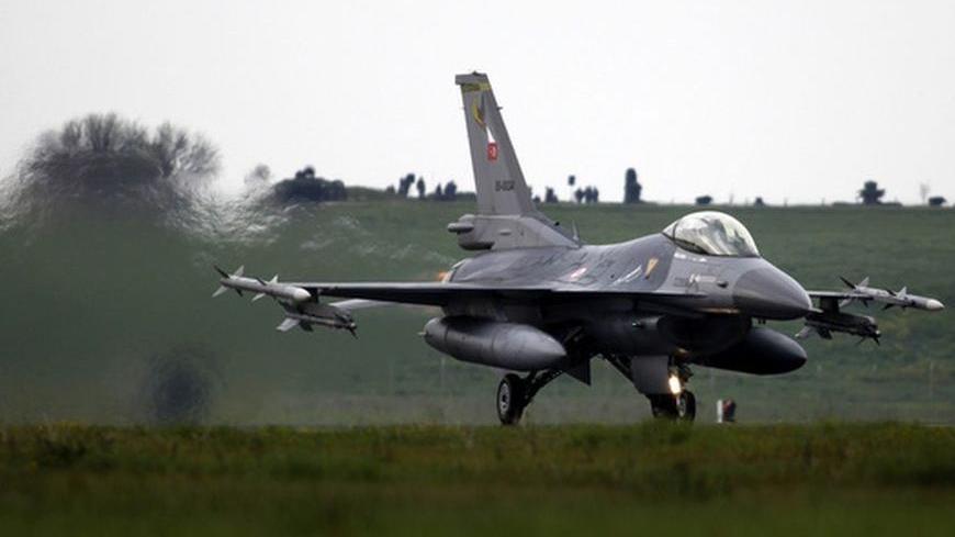 A Turkish Air Force F16 jet fighter prepares to take off from an air base during a military exercise in Bandirma, Balikesir province April 9, 2010. REUTERS/Umit Bektas (TURKEY - Tags: MILITARY)
