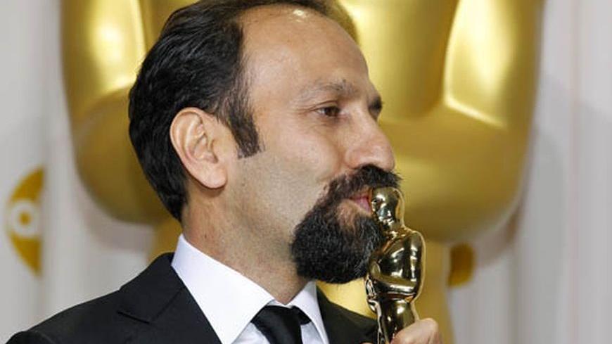 Asghar Farhadi, director of Iranian film "A Separation", kisses his award for Best Foreign Language film during the 84th Academy Awards in Hollywood, California February 26, 2012.  REUTERS/Mike Blake (UNITED STATES - Tags: ENTERTAINMENT) (OSCARS-BACKSTAGE)