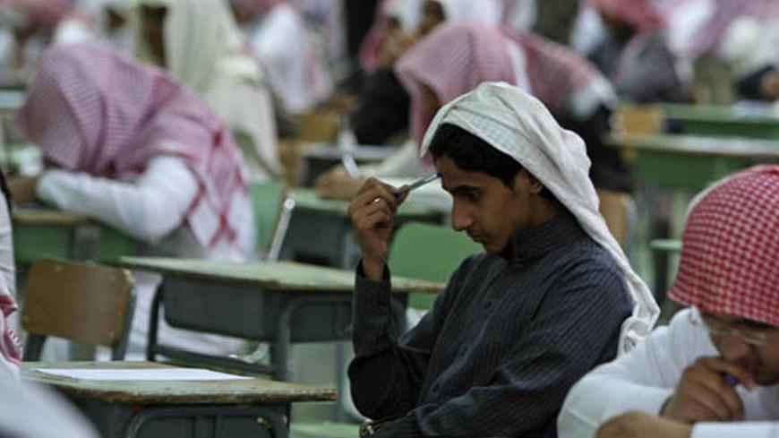 Secondary school students sit for an exam in a government school in Riyadh February 7, 2009. Tens of thousands of Saudi students from elementary, middle and high schools have started their one-week mid-term exams. REUTERS/Fahad Shadeed (SAUDI ARABIA)