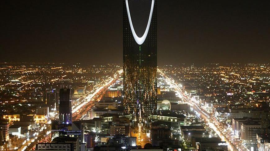The Kingdom Tower stands in the night above the Saudi capital Riyadh November 16, 2007.  REUTERS/Ali Jarekji  (SAUDI ARABIA)