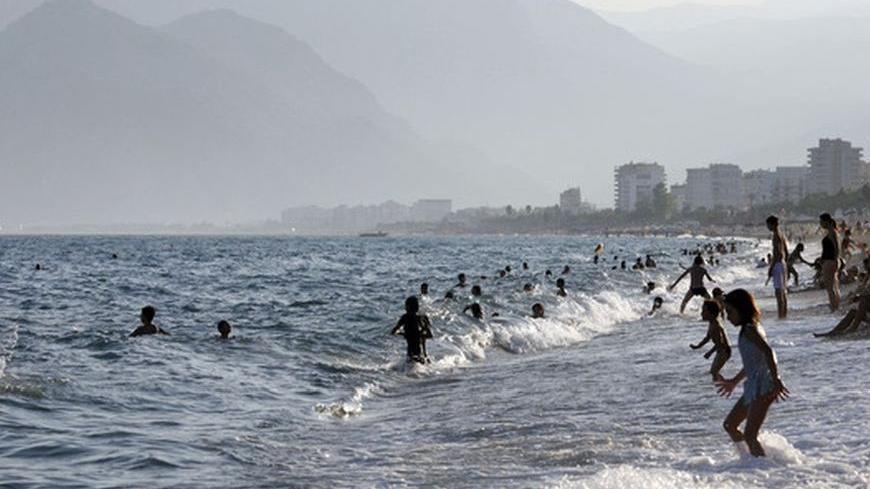 People play on the shore of a beach in the Mediterranean coastal city of Antalya, September 6, 2007. REUTERS/Fatih Saribas(TURKEY)
