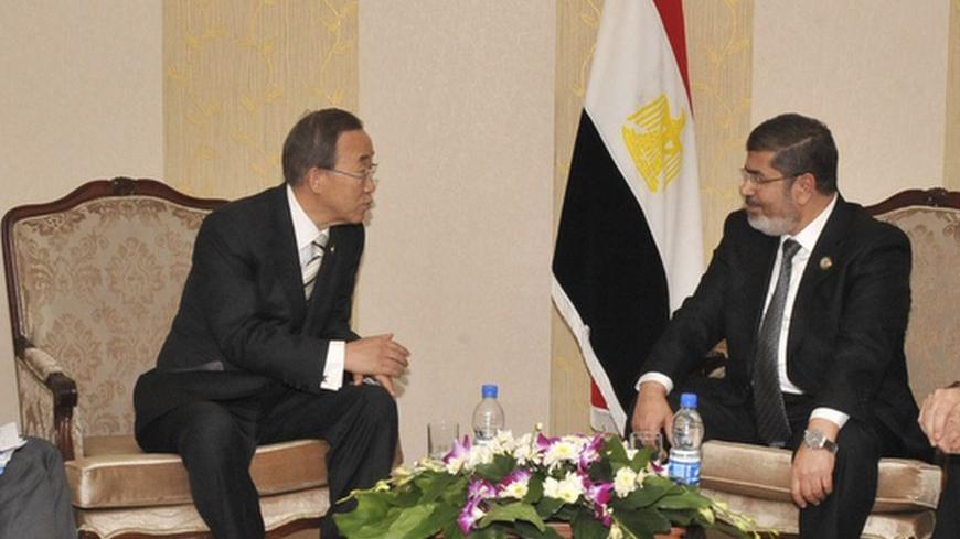 Egypt's President Mohamed Mursi (2nd R) speaks with U.N. Secretary-General Ban Ki-moon (2nd L) during the 16th summit of the Non-Aligned Movement in Tehran, August 30, 2012. Picture taken August 30, 2012. REUTERS/Egyptian Presidency/Handout (IRANMILITARY - Tags: POLITICS) FOR EDITORIAL USE ONLY. NOT FOR SALE FOR MARKETING OR ADVERTISING CAMPAIGNS. THIS IMAGE HAS BEEN SUPPLIED BY A THIRD PARTY. IT IS DISTRIBUTED, EXACTLY AS RECEIVED BY REUTERS, AS A SERVICE TO CLIENTS