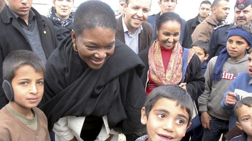 Valerie Amos (2nd L), the United Nations' Under-Secretary-General for Humanitarian Affairs, meets Syrian refugee children during her visit to the Al Zaatri refugee camp in the Jordanian city of Mafraq, near the border with Syria, November 27, 2012.     REUTERS/Ali Jarekji  (JORDAN - Tags: POLITICS CONFLICT)
