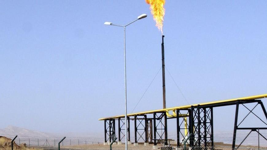 A flame rises from a pipeline at Taq Taq oil field in Arbil at the semi-autonomous Kurdistan region of northern Iraq, about 350 km (220 miles) north of Baghdad, September, 5, 2012. To match Analysis IRAQ-OIL-KURDISTAN/  REUTERS/Azad Lashkari (IRAQ - Tags: ENERGY BUSINESS)