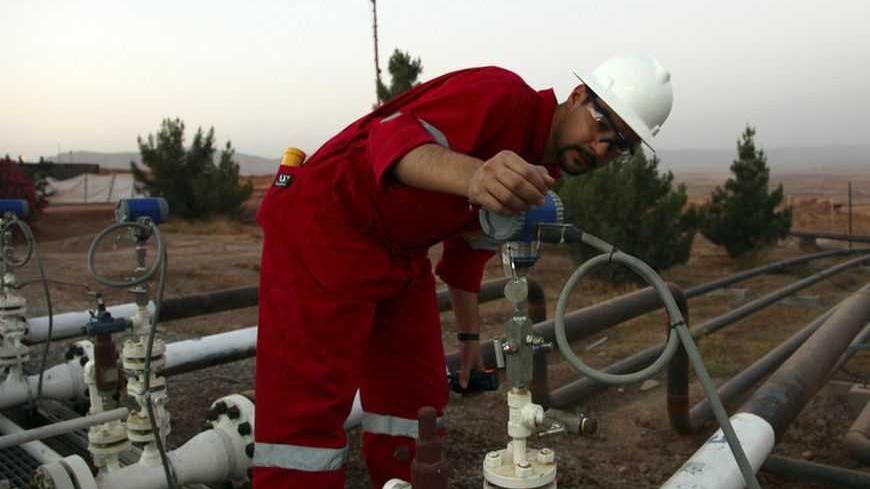 A worker adjusts a valve of an oil pipe at Taq Taq oil field in Arbil, 310 km (190 miles) north of Baghdad May 30, 2009. The oil companies developing Taq Taq oil field in Iraq's northern Kurdish region expect to boost current production of 40,000 barrels per day to 60,000 bpd by November, officials from one of the companies said on Saturday.  Picture taken May 30, 2009. REUTERS/Azad Lashkari (IRAQ CONFLICT ENERGY BUSINESS)