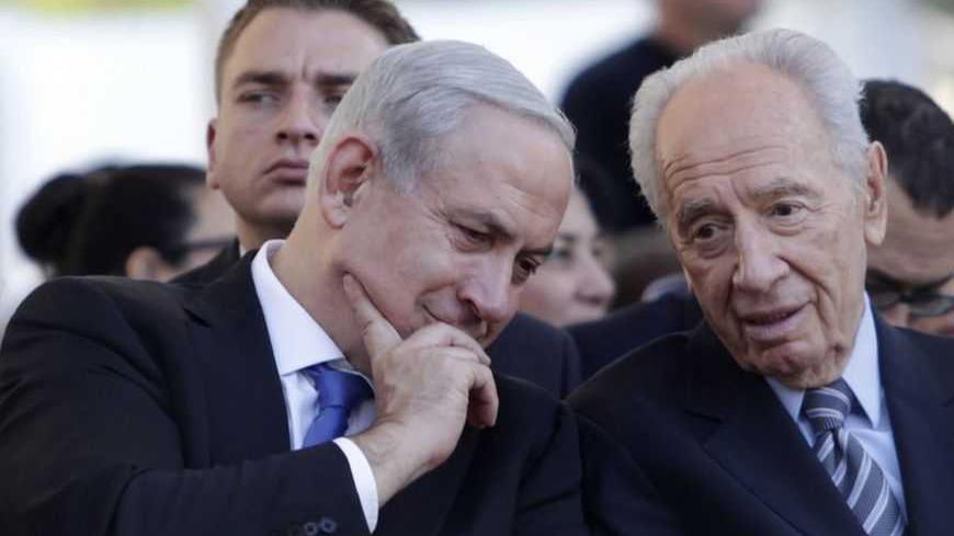 Israel's President Shimon Peres (R) and Prime Minister Benjamin Netanyahu speak during the annual memorial ceremony for Israel's first prime minister, David Ben-Gurion, at Sde Boker in southern Israel November 20, 2012. Israel wants to find a long-term, diplomatic solution to resolve the Gaza crisis, but will not hesitate to escalate its military campaign against Palestinian militants if needed, Netanyahu said on Tuesday. REUTERS/Dan Balilty/Pool (ISRAEL - Tags: POLITICS CIVIL UNREST ANNIVERSARY)