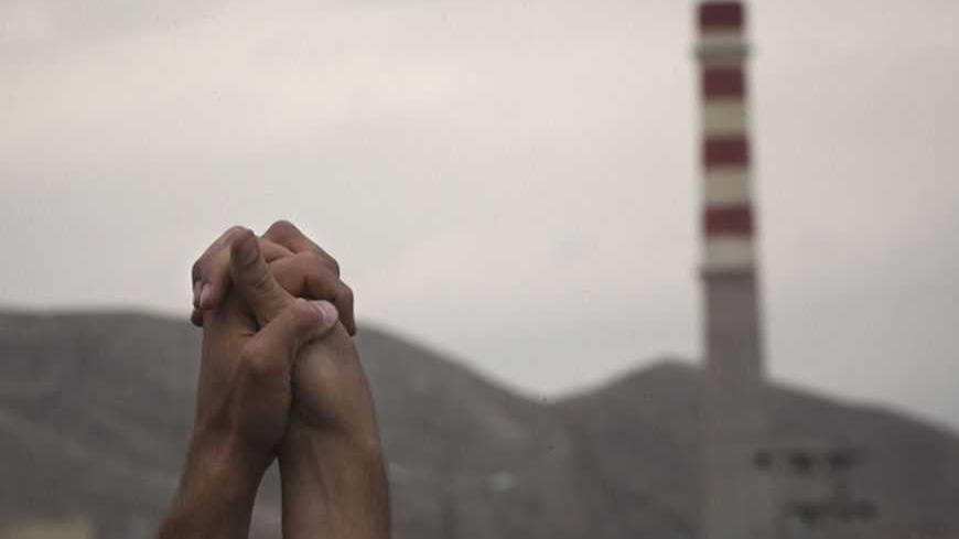 EDITORS' NOTE: Reuters and other foreign media are subject to Iranian restrictions on leaving the office to report, film or take pictures in Tehran. 
Iranian students hold up their hands as a sign of unity as they form a human chain around the Uranium Conversion Facility (UCF) to show their support for Iran's nuclear program in Isfahan, 450 km (280 miles) south of Tehran November 15, 2011. REUTERS/Morteza Nikoubazl (IRAN - Tags: POLITICS ENERGY EDUCATION)