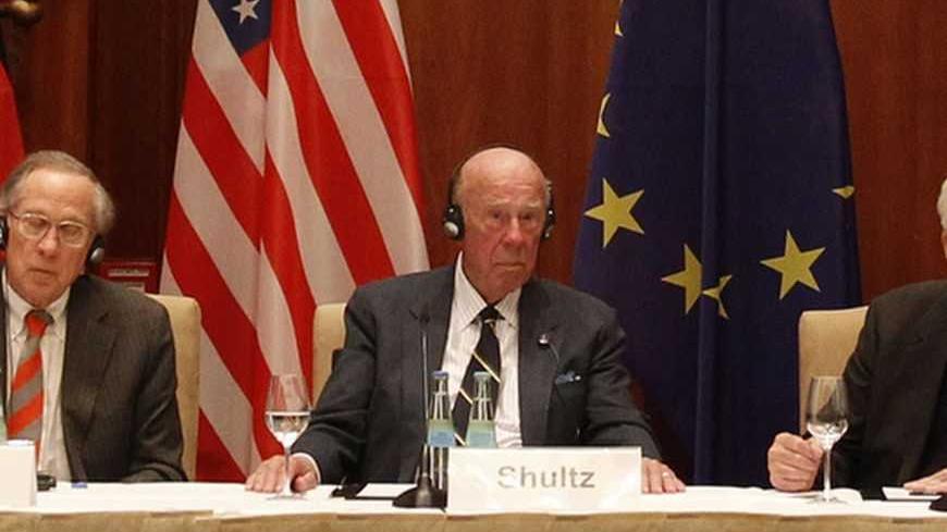 Former state representatives of the U.S. and Germany address a news conference in Berlin, February 3, 2010. Pictured are L-R: Former U.S. Secretary of Defense William Perry, former U.S. Secretary of State Henry Kissinger, former U.S. Senator Sam Nunn, former U.S. Secretary of State George Shultz, Germany's former President Richard von Weizsaecker, Germany's former Foreign Minister Hans-Dietrich Genscher and Germany's former Chancellor Helmut Schmidt.     REUTERS/Tobias Schwarz     (GERMANY - Tags: POLITICS)