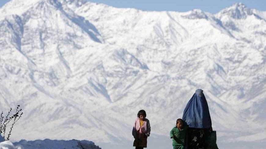 An Afghan family walks on a road in winter on the outskirts of Kabul January 3, 2013. REUTERS/Mohammad Ismail (AFGHANISTAN - Tags: SOCIETY ENVIRONMENT)