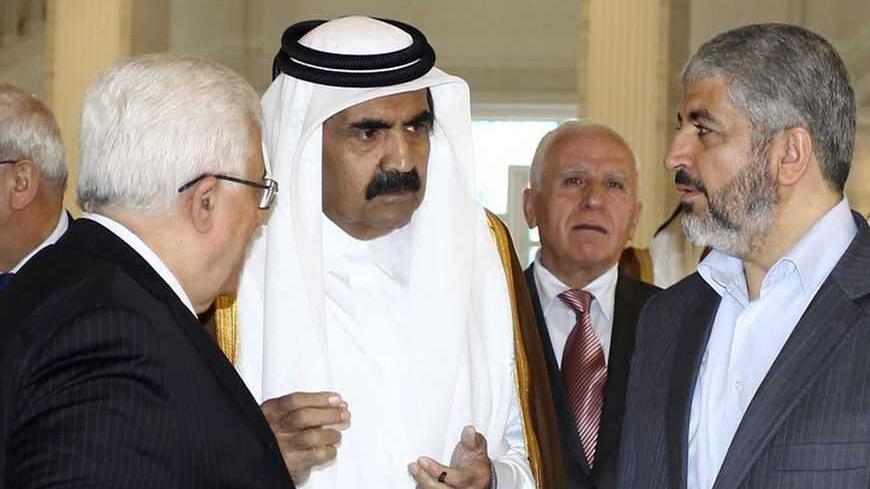 Palestinian President Mahmoud Abbas, Qatar's Emir Sheikh Hamad bin Khalifa al-Thani and Hamas leader Khaled Meshaal (L-R) talk before an agreement in Doha February 6, 2012. Rival Palestinian factions Fatah and Hamas signed a deal in Qatar on Monday to form a unity government of independent technocrats for the West Bank and Gaza, headed by Palestinian President Mahmoud Abbas.     REUTERS/Stringer(QATAR  - Tags: POLITICS) - RTR2XEG7
