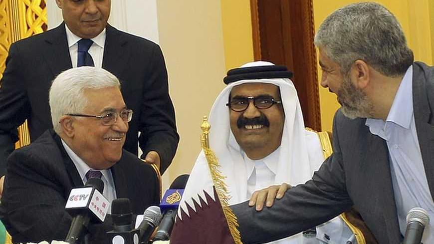 Palestinian President Mahmoud Abbas (L) and Hamas leader Khaled Meshaal (R) shake hands as Qatar's Emir Sheikh Hamad bin Khalifa al-Thani sits between them during an agreement signing ceremony in Doha February 6, 2012. The leaders of rival Palestinian factions Fatah and Hamas signed a deal in Qatar on Monday to form a unity government of independent technocrats for the West Bank and Gaza, headed by Palestinian President Mahmoud Abbas.    REUTERS/Stringer(QATAR - Tags: POLITICS) - RTR2XEJX