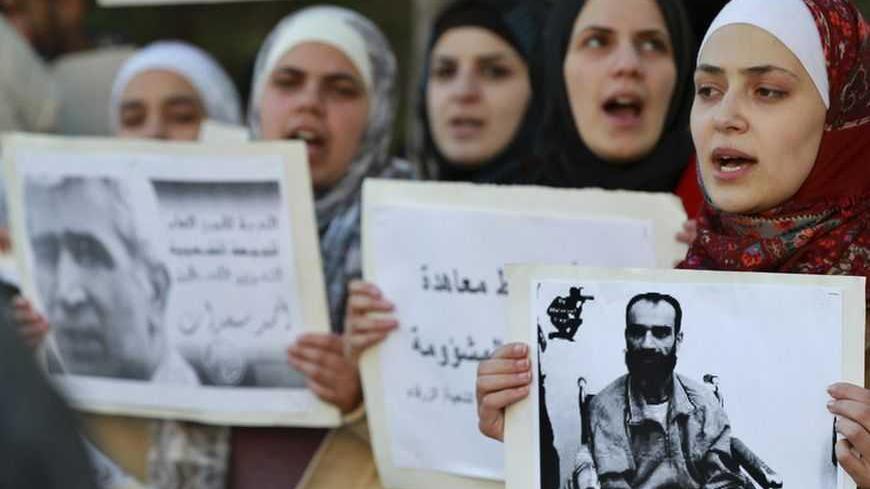 Jordanian activists and relatives of Palestinian prisoners in Israeli prisons who are on a hunger strike take part in a protest outside the Red Cross offices in Amman February 21, 2013.  REUTERS/Muhammad Hamed (JORDAN - Tags: POLITICS CIVIL UNREST) - RTR3E2WU