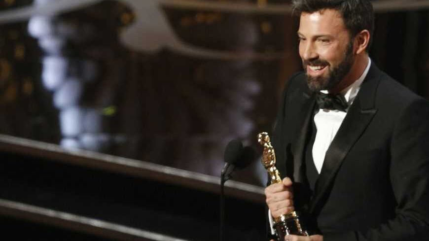 Director and producer Ben Affleck accepts the Oscar for best picture for "Argo" at the 85th Academy Awards in Hollywood, California, February 24, 2013.      REUTERS/Mario Anzuoni (UNITED STATES  - Tags: ENTERTAINMENT)  (OSCARS-SHOW) - RTR3E97K