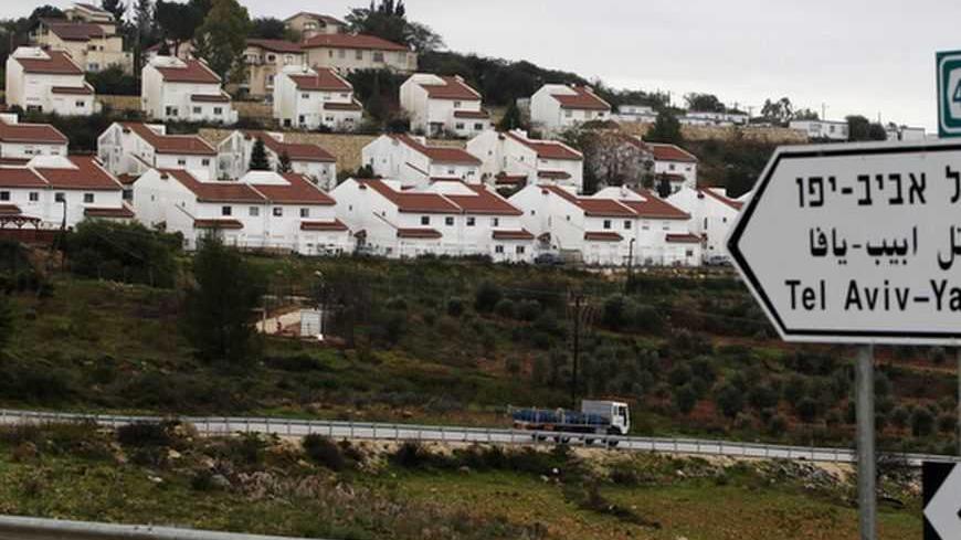 Houses in the Jewish settlement of Halamish are seen from a road near West Bank city of Ramallah February 1, 2013. U.N. human rights investigators called on Israel on Thursday to halt settlement expansion and withdraw all half a million Jewish settlers from the occupied West Bank, saying that its practices could be subject to prosecution as possible war crimes. REUTERS/Baz Ratner (WEST BANK - Tags: POLITICS BUSINESS CONSTRUCTION) - RTR3D82O