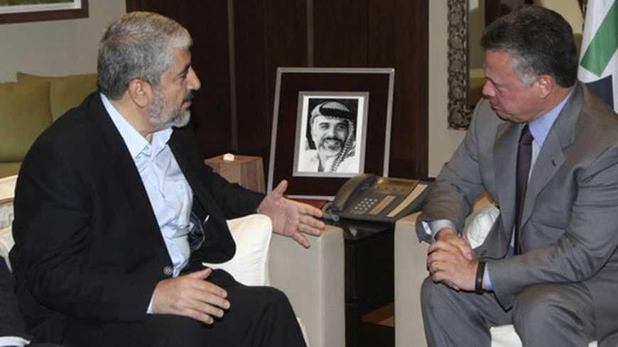 Jordan's King Abdullah (R) meets with Hamas leader Khaled Meshaal at the Royal Palace in Amman  January 28, 2013.  REUTERS/Majed Jaber (JORDAN - Tags: POLITICS ROYALS) - RTR3D31M