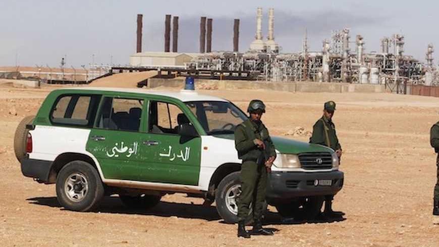 Algerian soldiers stand near the Tiguentourine Gas Plant in In Amenas, 1600 km (994 miles) southeast of Algiers, January 31, 2013. REUTERS/Louafi Larbi (ALGERIA - Tags: MILITARY POLITICS CRIME LAW) - RTR3D77Z