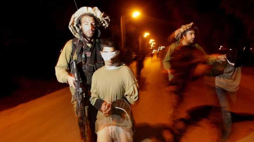Israeli soldiers lead arrested Palestinian youths brought into Israel from the Gaza strip, next to Kibbutz Kfar Azza early March 3, 2008.  REUTERS/Ronen Zvulun (ISRAEL) - RTR1XTHP