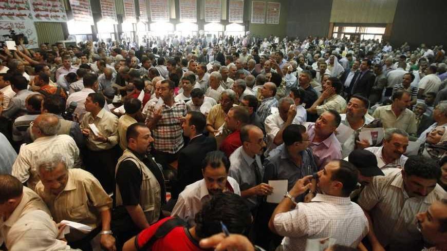 Iraqi journalists wait to vote during the Iraqi Journalists Syndicate elections in Baghdad August 27, 2011. REUTERS/Thaier Al-Sudani (IRAQ - Tags: ELECTIONS POLITICS MEDIA) - RTR2QEKM
