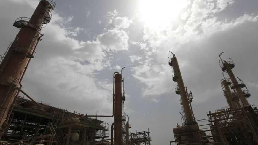 A view of Doura oil refinery in Baghdad April 9, 2012.  OPEC is seeking a balance in world oil prices, but political instability rather than production issues are affecting the market price, Iraqi Oil Minister Abdul Kareem Luaibi said on Monday.  REUTERS/Mohammed Ameen (IRAQ - Tags: ENERGY POLITICS) - RTR30IVA