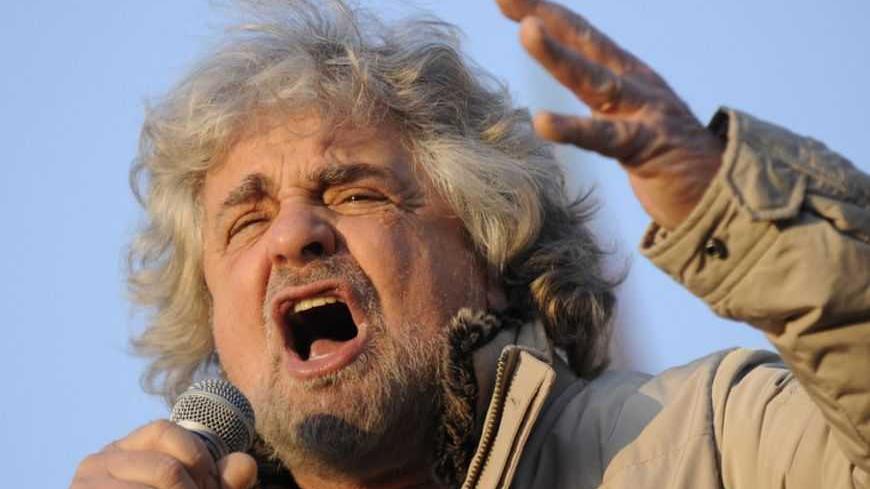 Five-Star Movement leader and comedian Beppe Grillo gestures during a rally in Turin February 16, 2013.  REUTERS/Giorgio Perottino (ITALY - Tags: POLITICS ELECTIONS) - RTR3DVM1