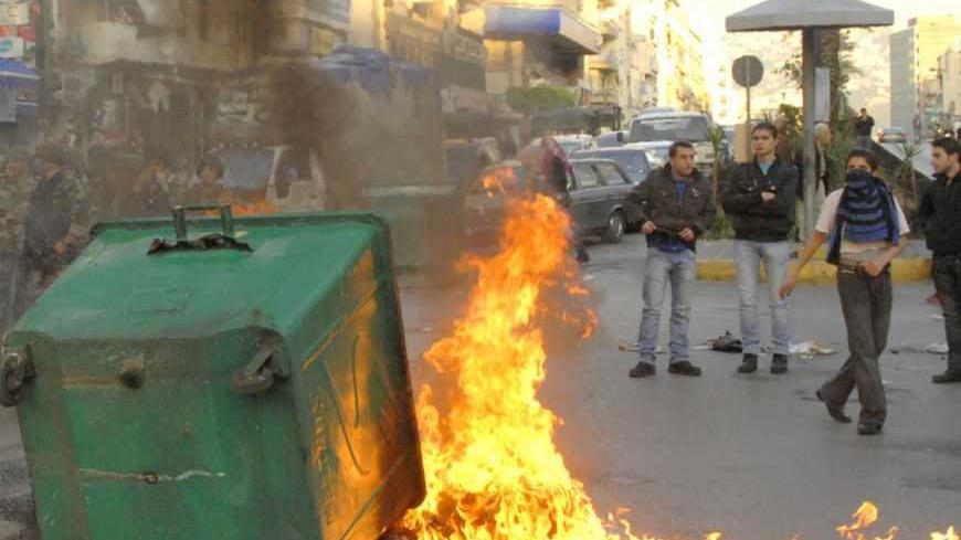 Sunni Muslim protesters set garbage bins on fire, blocking Beirut's Corniche al-Mazraa road, to protest the attacks on Sunni Muslim scholars, March 18, 2013. Four Sunni Muslim scholars were beaten up in two separate attacks in Beirut on Sunday night, testing a fragile peace between the sects and factions that fought Lebanon's 15-year civil war. REUTERS/Hussam Shebaro   (LEBANON - Tags: POLITICS CIVIL UNREST) - RTR3F5Q3