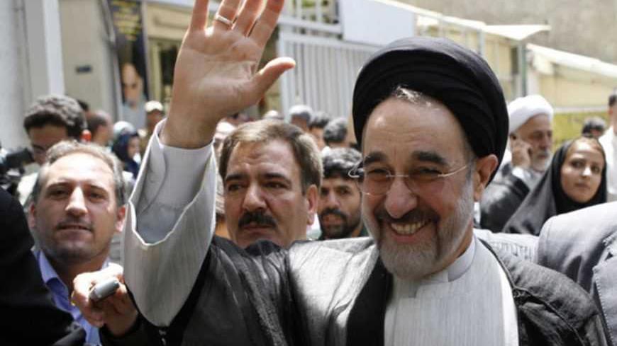 Former president Mohammad Khatami arrives to vote during the Iranian presidential election in northern Tehran June 12, 2009.  REUTERS/Chavosh Homavandi/jamejamonline  (IRAN POLITICS ELECTIONS) - RTR24KZC